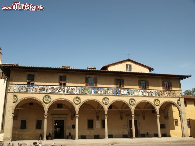 Immagine Ospedale del Ceppo a Pistoia, Toscana - Antico ospedale di Pistoia fondato nel XIII° secolo, questo edificio deriverebbe il proprio nome da un ceppo che fiorì miracolosamente durante l'inverno  e che secondo le indicazioni date da un'apparizione della Madonna avrebbe indicato il luogo esatto in cui fondare il complesso. Sino al 2013 è stato l'ospedale cittadino poi sostituito da quello di San Jacopo, a sud della città. Sulla facciata, sopra le arcate del loggiato, si trova un fregio in terracotta dipinta e invetriata © wjarek / Shutterstock.com