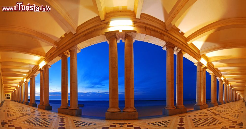 Immagine Ostenda, Belgio: spiaggia del Mare del Nord e lungomare visto dal passaggio coperto della Galleria Veneziana costruita in stile neo classico.