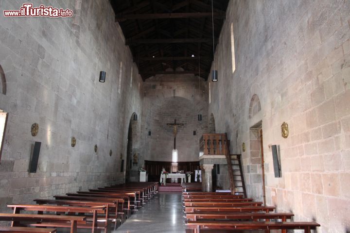 Immagine Ottana, Sardegna: l'austero interno della Chiesa di San Nicola, uno degli edifici religiosi più suggestivi della Barbagia