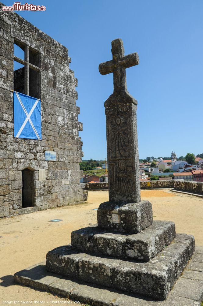 Immagine Paco dos Duques de Braganca, Barcelos, Portogallo. Entrando nella città dal ponte sul fiume Cavado ci si imbatte in un'area destinata a giardino con alcune rovine che testimoniano il passato medievale di Barcelos - © Sandra Moraes / Shutterstock.com