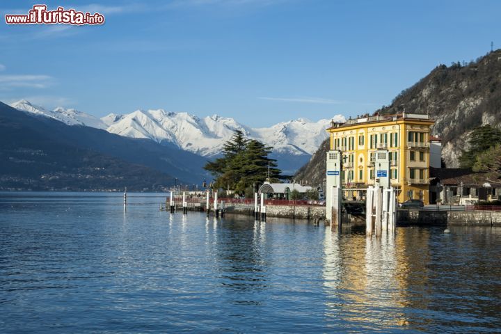 Immagine Paesaggio a Varenna, Lombardia. Le montagne innevate e la vegetazione rigogliosa fanno da perfetta cornice alle bellezze ospitate da questo borgo della provincia di Lecco. Il villaggio potrebbe derivare addirittura da insediamenti dell'età del Ferro - © COLOMBO NICOLA / Shutterstock.com