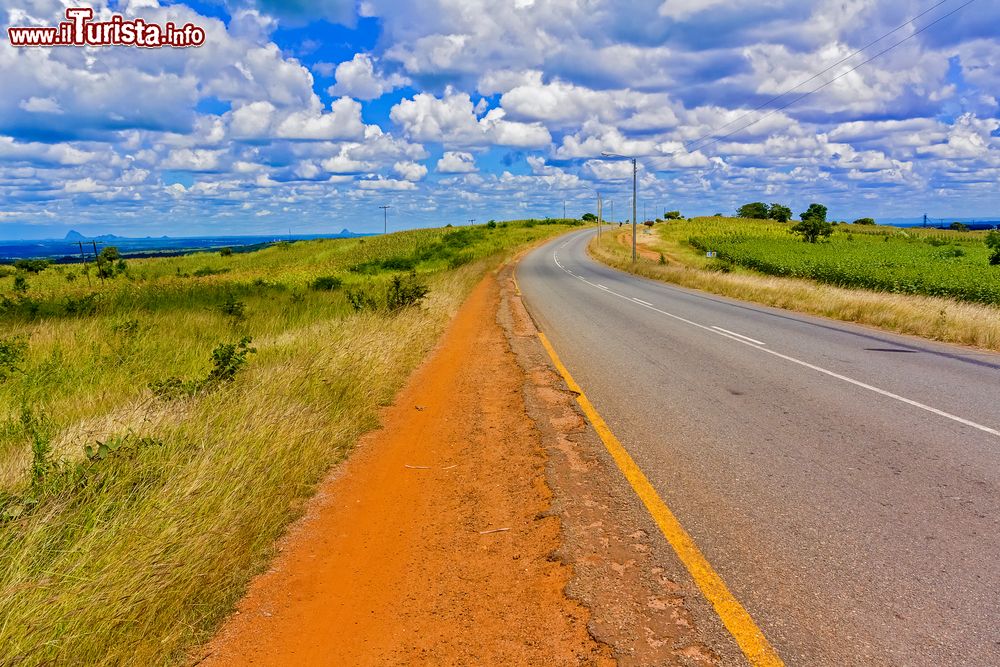 Immagine Paesaggio agreste e strada verso Lilongwe, Malawi.