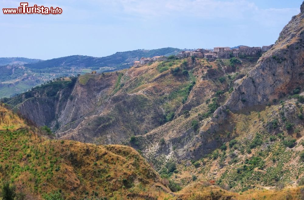 Immagine Paesaggio Appenninico con Calanchi della Calabria e la città di Stilo