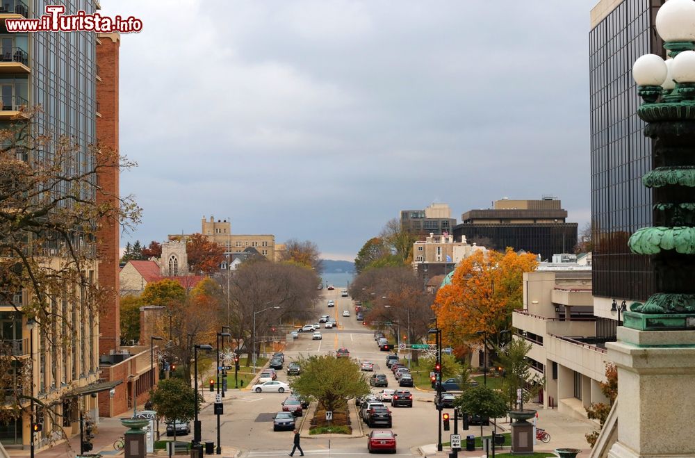 Immagine Paesaggio autunnale nel centro di Madison, capitale del Wisconsin, USA. Sullo sfondo, uno scorcio del lago Monona.