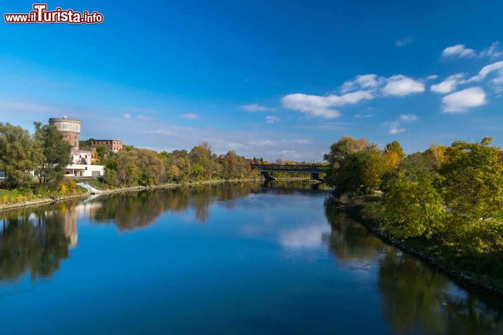 Immagine Paesaggio autunnale sul Danubio a Ingolstadt, Germania. E' una città dai mille volti, ricca di storia e di tradizioni. Centro universitario e di shopping, questa località della Baviera entusiasma i visitatori per la sua atmosfera unica.