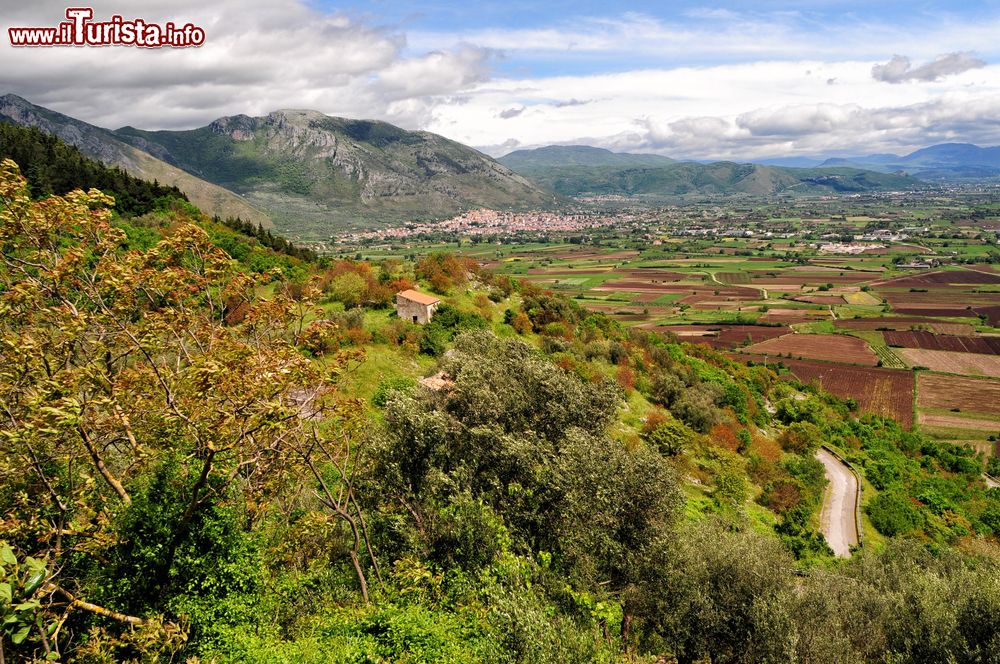 Immagine Paesaggio bucolico a Venafro, valle Venafrana, Molise. Foliage autunnale per la vegetazione nei dintorni della cittadina in provincia di Isernia.