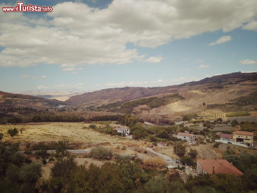 Immagine Paesaggio collinare nei dintorni di Racalmuto in Sicilia