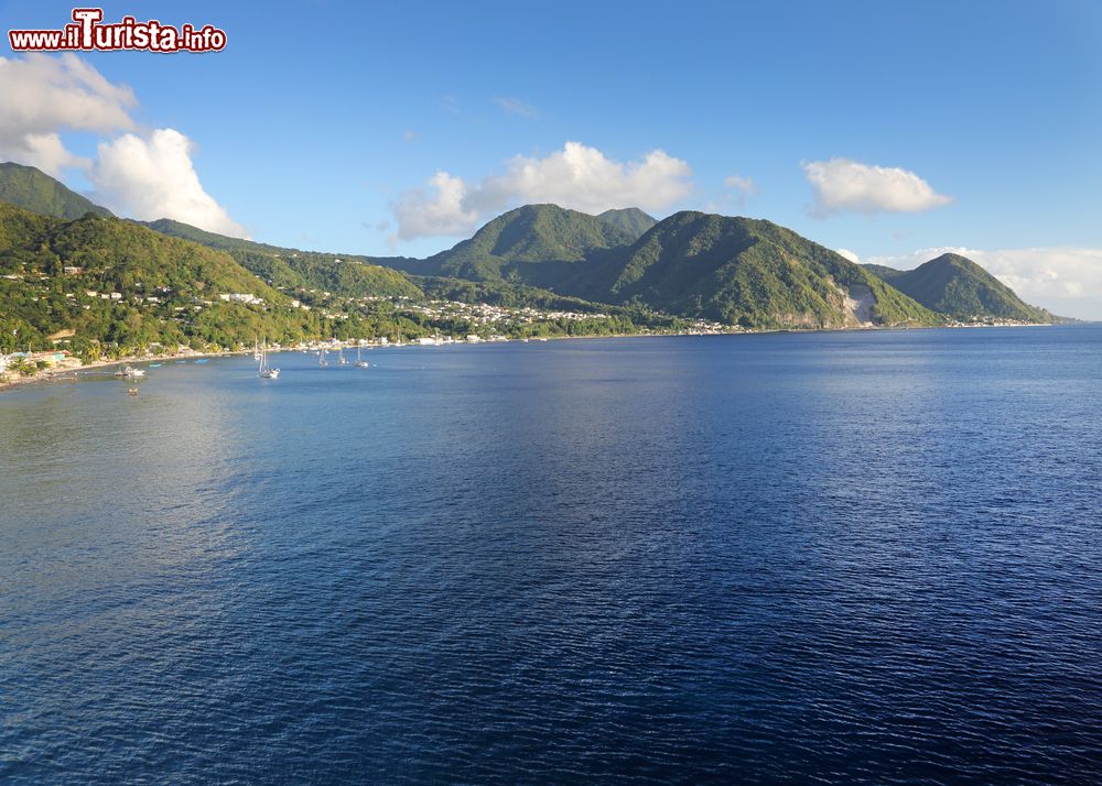 Immagine Paesaggio con il mare a Roseau, isola di Dominica. Fa parte dell'arcipelago delle Sopravento nelle Piccole Antille: non solo Dominica ma la stessa capitale Roseau è inserita in un contesto naturale spettacolare con cascate e foreste.