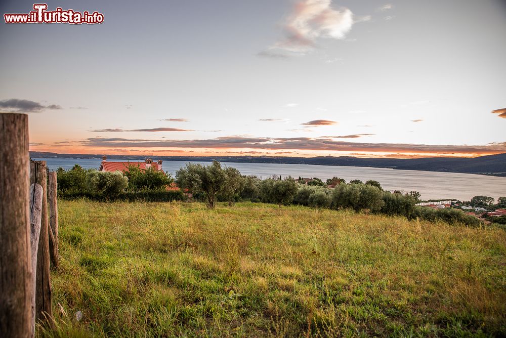 Immagine Paesaggio del lago di Bracciano fotografato dalla colline di Trevignano Romano, Lazio.