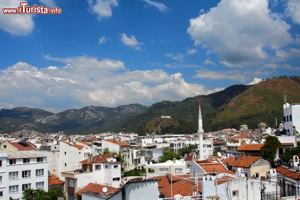 Immagine Paesaggio della città di Marmaris, Turchia. Una veduta dall'alto di questa famosa località balneare molto frequentata soprattutto in estate.