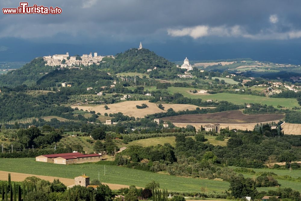 Immagine Paesaggio di Todi, provincia di Perugia, Umbria. Questa bella cittadina collinare dell'Umbria sorge su un colle alto 411 metri che si affaccia sulla media valle del Tevere.