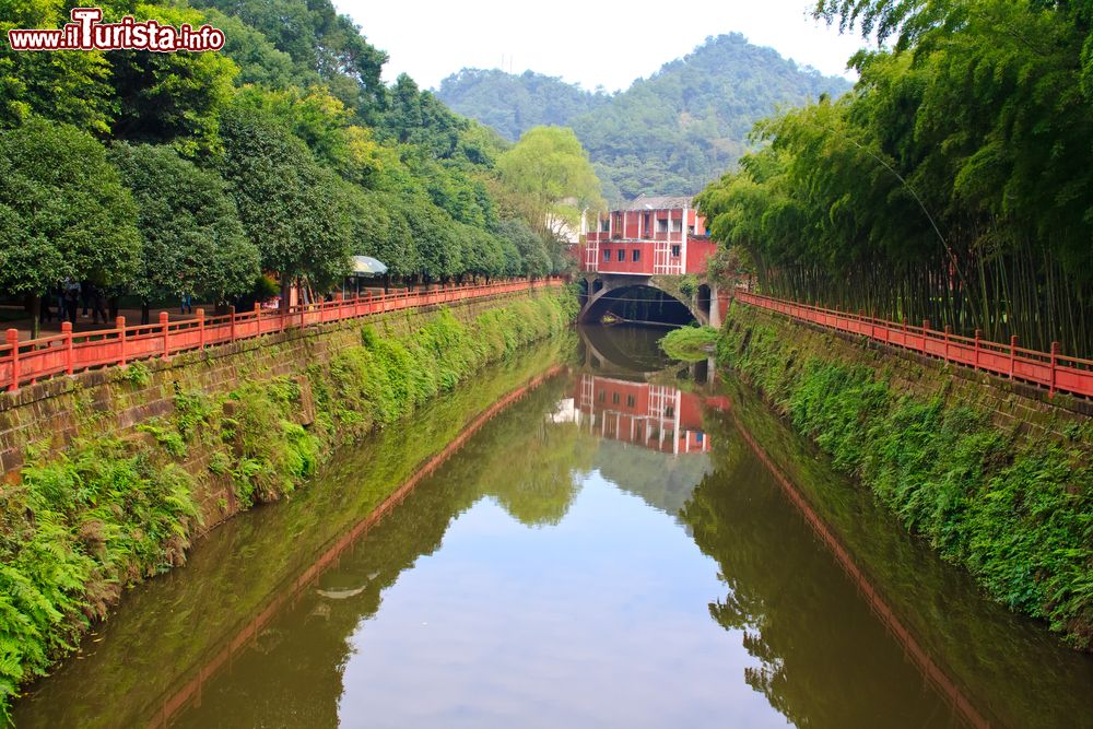 Immagine Paesaggio di un parco nella cittadina di Leshan, Cina.