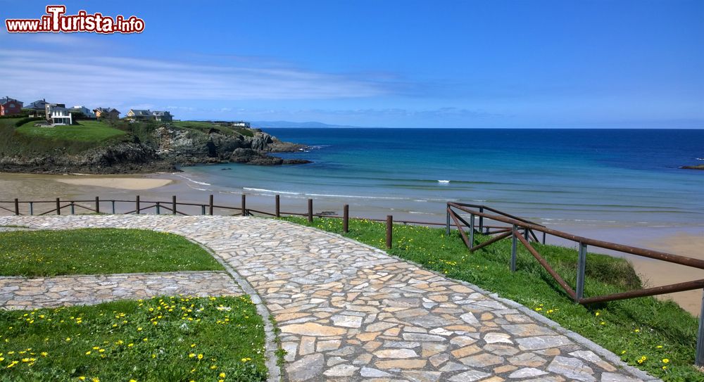 Immagine Paesaggio di una spiaggia a Tapia de Casariego, Asturie, Spagna. Qui si trovano spiagge solitarie lambite da un Oceano implacabile.