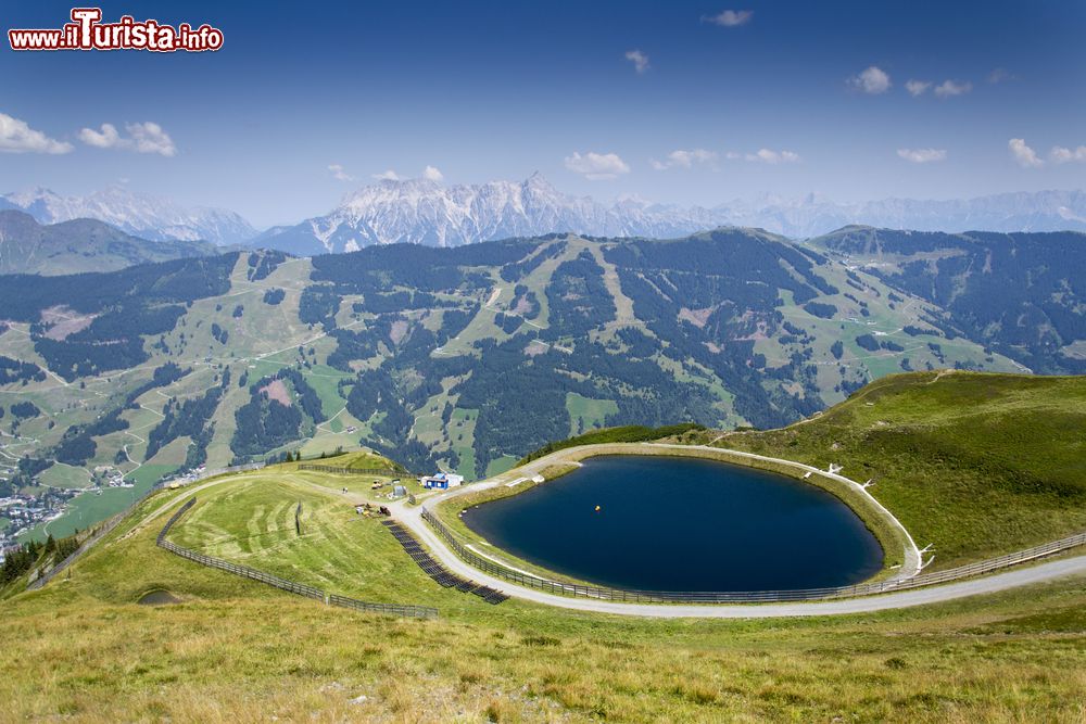 Immagine Paesaggio estivo con lago fra le Alpi austriache a Saalbach-Hinterglemm.