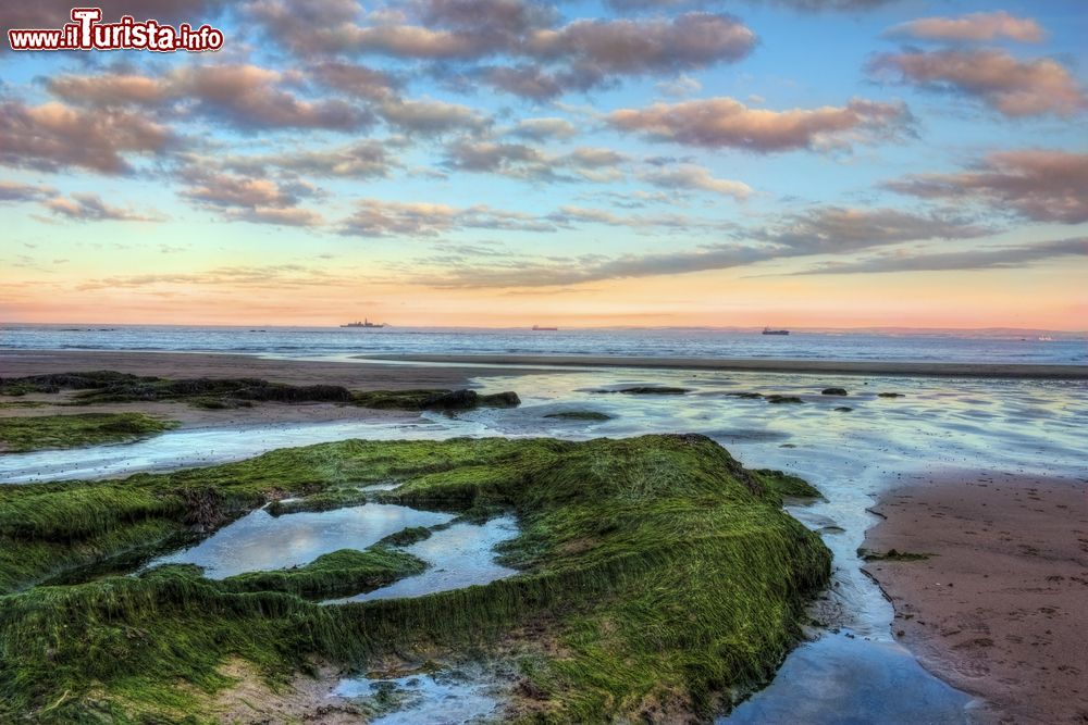 Immagine Un bel paesaggio fotografato a Kirkcaldy durante il tramonto, Scozia, UK. Il cielo è illuminato da diverse tonalità e sfumature di colori.
 