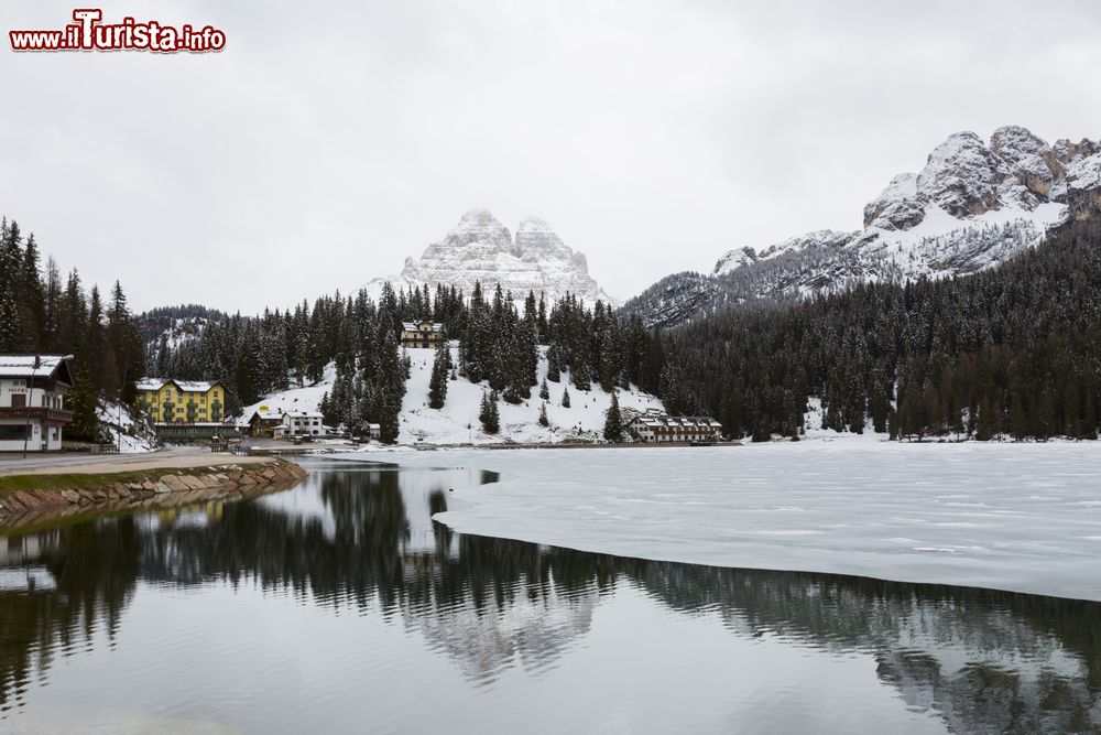 Immagine Paesaggio innevato per il paese di Santa Maddalena, sud Tirolo. A fare da cornice a questo incantevole borgo montano sono i picchi delle Dolomiti che lo rendono uno dei più bei luoghi alpini al mondo.