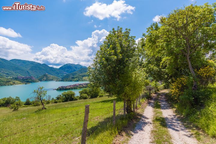 Immagine Il paesaggio bucolico delle campagne intorno a Colle di Tora e vista sul lago Turano