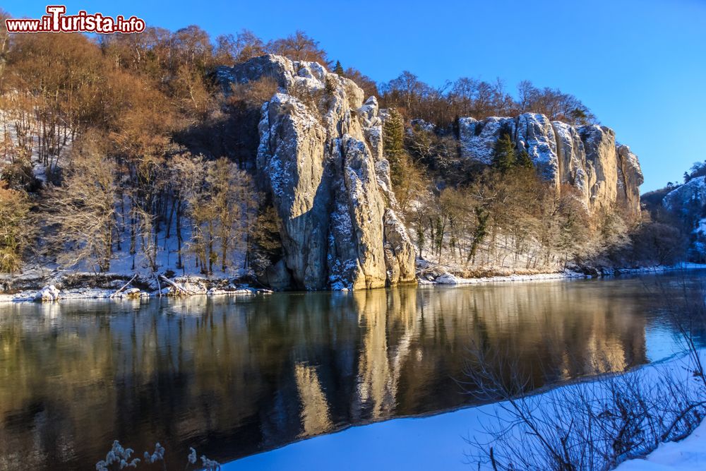 Immagine Paesaggio invernale a Weltenburg, Bassa Baviera, Germania. Siamo in una frazione del Comune di Kelheim, sinonimo di natura e vita all'aria aperta.