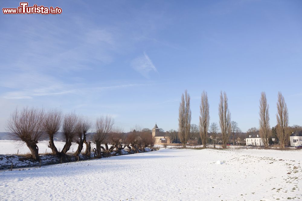 Immagine Paesaggio invernale e innevato nei pressi di Arnhem (Olanda). Sullo sfondo, l'antica chiesa di Oosterbeek in una giornata di sole.