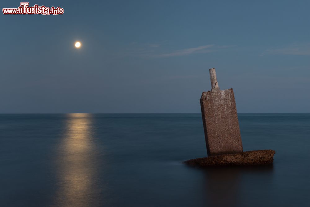 Immagine Paesaggio marittimo con la luna a Sagunto, Comunità Autonoma Valenciana, Spagna. La città si affaccia sul Mar Mediterraneo.