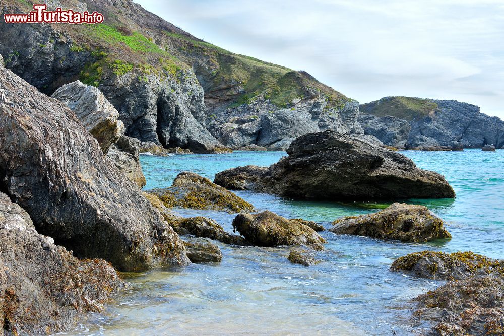 Immagine Paesaggio marittimo di Belle Ile en Mer, Francia. Fra spiagge tranquille, scogliere spettacolari, porti variopinti e campagna verdeggiante, l'isola offre un ricco mosaico di paesaggi.