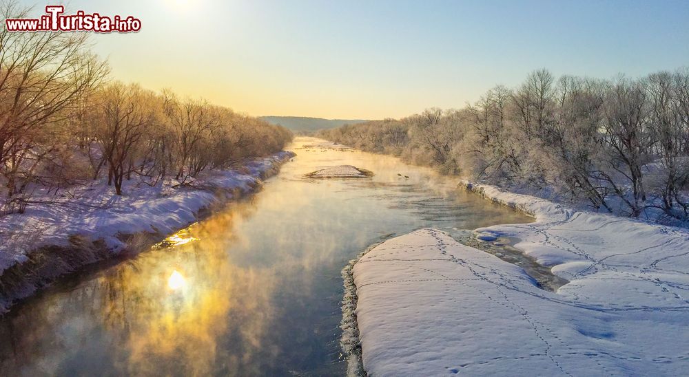 Immagine Paesaggio mattutino innevato dal ponte sull'Otowabashi a Kushiro, Giappone.