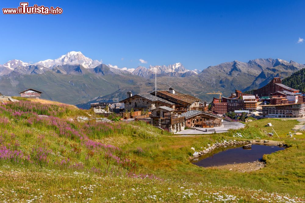 Immagine Paesaggio montano estivo a Les Arcs, villaggio delle Alpi, Savoia, Francia.