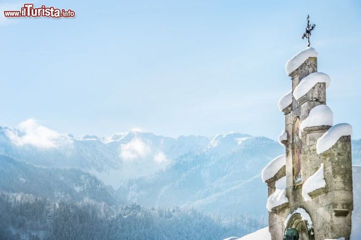 Immagine Le montagne innevate del Tirolo: un paesaggio mozzafiato ripreso da Jenbach - la località di Jenbach, comune del Tirolo austriaco, a soli 35 chilometri da Innsbruck, è situata tra due catene montuose: il Rofan e i Monti del Karwendel, una sottosezione delle Alpi Calcaree Nordtirolesi. Questa posizione così privilegiata rende Jenbach un vero e proprio paradiso per gli amanti della montagna, che tanto in inverno quanto d'estate, possono trovare da queste parti paesaggi mozzafiato e numerose possibilità di vacanza e attività. 