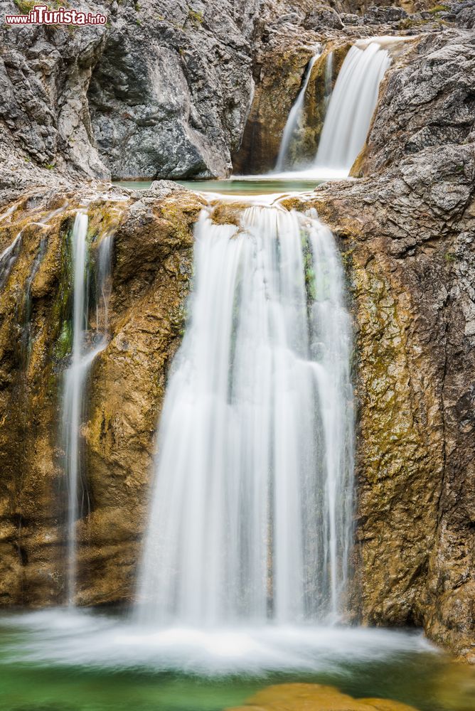 Immagine Paesaggio naturale nei pressi della cittadina di Reutte (Tirolo): giochi d'acqua con le cascate, Austria.