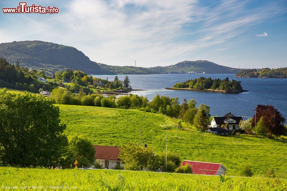 Immagine Paesaggio naturale nei pressi di Kristiansund, Norvegia - © Victor Maschek / Shutterstock.com