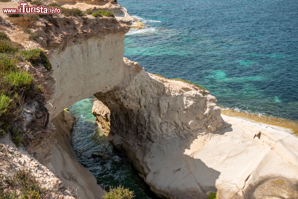 Immagine Paesaggio naturale nei pressi di Marsascala (isola di Malta): scogliere e formazioni rocciose lambite dal Mediterraneo in una giornata invernale. Si tratta della baia di San Tommaso.