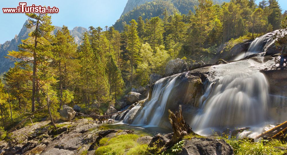 Immagine Paesaggio naturale nella vallata di Gavarnie, Pirenei occidentali (Francia). Un torrente di montagna con acqua limpida e trasparente in autunno.