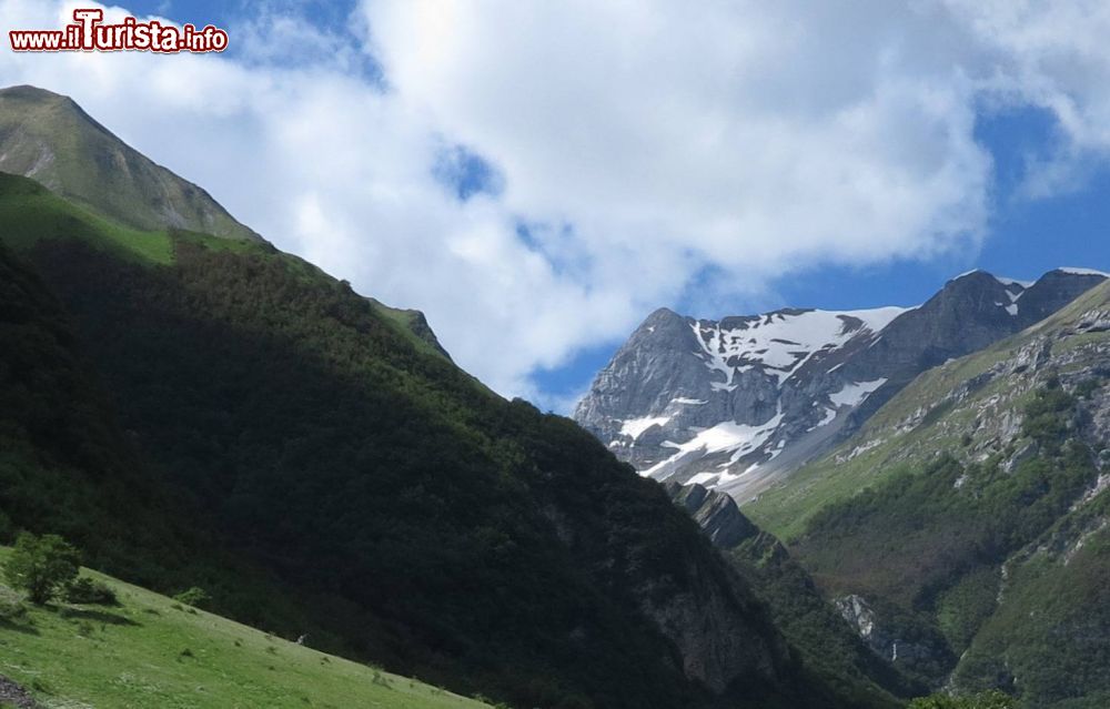 Immagine Paesaggio nei pressi di Foce di Montemonaco, Marche: si tratta di un antico villaggio di pastori incastonato in una vallata fra la catena del Monte Vettore e quella del Monte Sibilla.