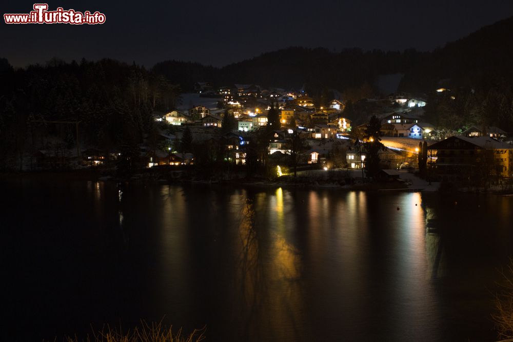 Immagine Paesaggio notturno di Fuschl am See e dell'omonimo lago, Austria. Situata a poco più di 20 km da Salisburgo, questa località è un eccellente punto di partenza per scoprire l'Austria.