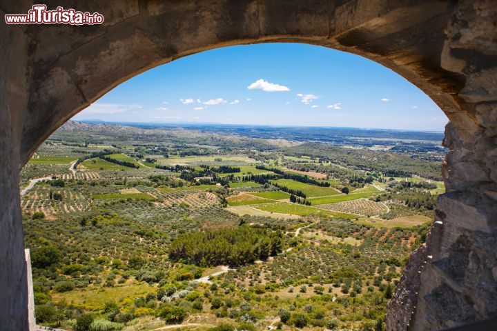 Immagine Paesaggio provenzale dal borgo di Gordes, Francia - Panorama sulla campagna che circonda Gordes dall'alto del borgo fortificato © ISchmidt / Shutterstock.com