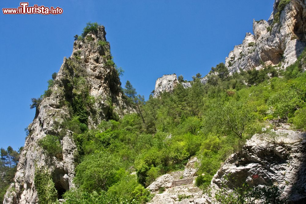 Immagine Paesaggio roccioso nei dintorni di Fontaine-de-Vaucluse, Francia.