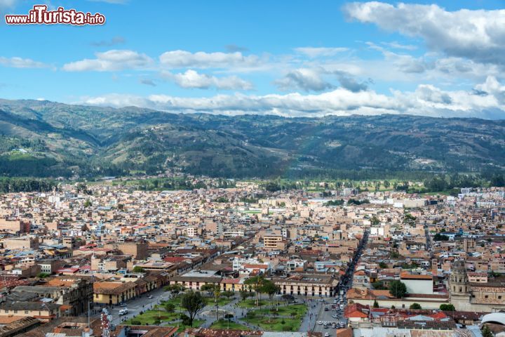 Immagine Paesaggio urbano di Cajamarca, Perù. La principale piazza cittadina, Plaza de Armas, con la cittù e le colline che la circondono. Un bel panorama di questa elegante metropoli del nord del Perù - © Jess Kraft / Shutterstock.com