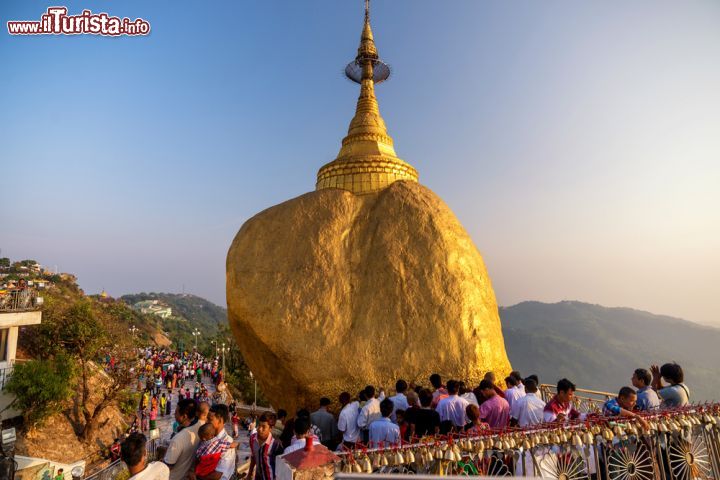 Immagine Il popolo Birmano considera la Pagoda di Kyaiktiyo come uno dei luoghi più sacri della nazione. - © martinho Smart / Shutterstock.com