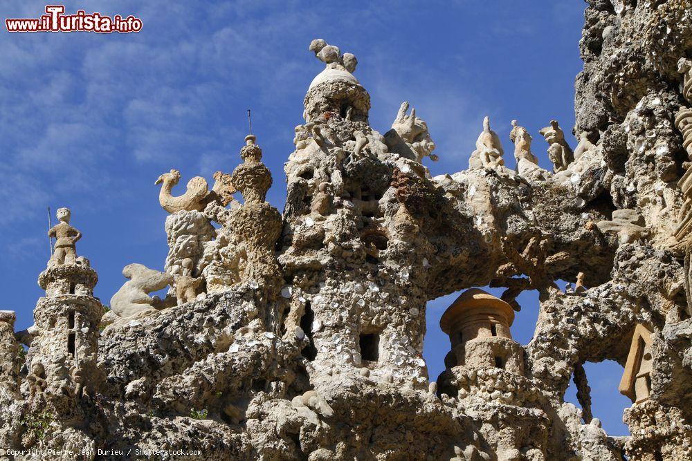 Immagine Palais Ideal (Palais du Facteur Cheval) + uno dei monumenti storici di Francia e si trova ad Hauterives in Francia - © Pierre Jean Durieu / Shutterstock.com