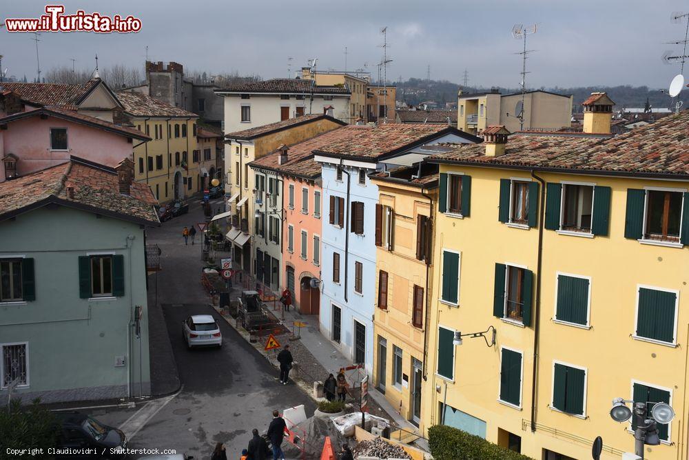 Immagine Palazzi affacciati su una strada del centro di Desenzano del Garda, Lombardia - © Claudiovidri / Shutterstock.com