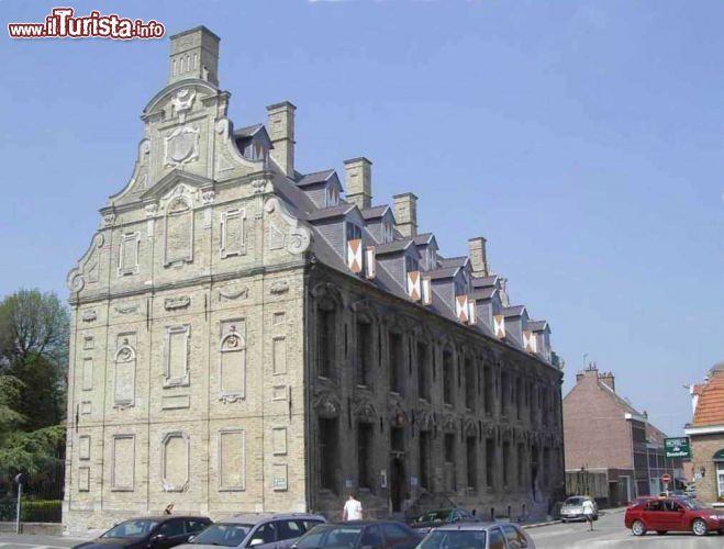 Immagine Uno dei palazzi antichi nel centro storico di Bergues, Francia. Questo è l'edificio del Monte di Pietà, al cui interno oggi si trova il Museo municipale.