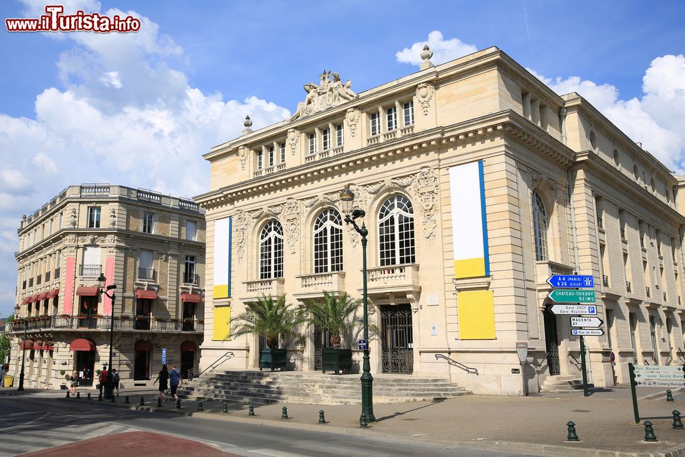 Immagine Palazzi antichi nel centro storico di Epernay, Francia. Passeggiando a piedi per il piccolo e grazioso centro di questa cittadina si possono visitare musei, allestimenti e cantine tutte legate alla produzione e degustazione dello champagne.