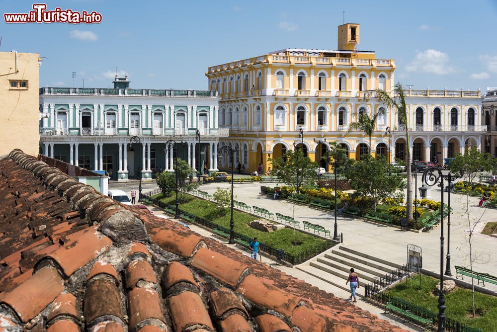 Immagine Palazzi coloniali a Sancti Spiritus, Cuba. Piazza San Francesco ospita l'hotel Perla e altri edifici storici eretti durante la dominazione coloniale. Prima che fosse costruito questo hotel, l'area era occupata da una casa che nel 1913 venne acquistata dal farmacista spagnolo José Garcia Canizares che la demolì e finanziò la costruzione dei primi due piani del futuro hotel completati nel 1915. Un nuovo piano venne successivamente aggiunto nel 1925 al costo di oltre 20 mila pesos.