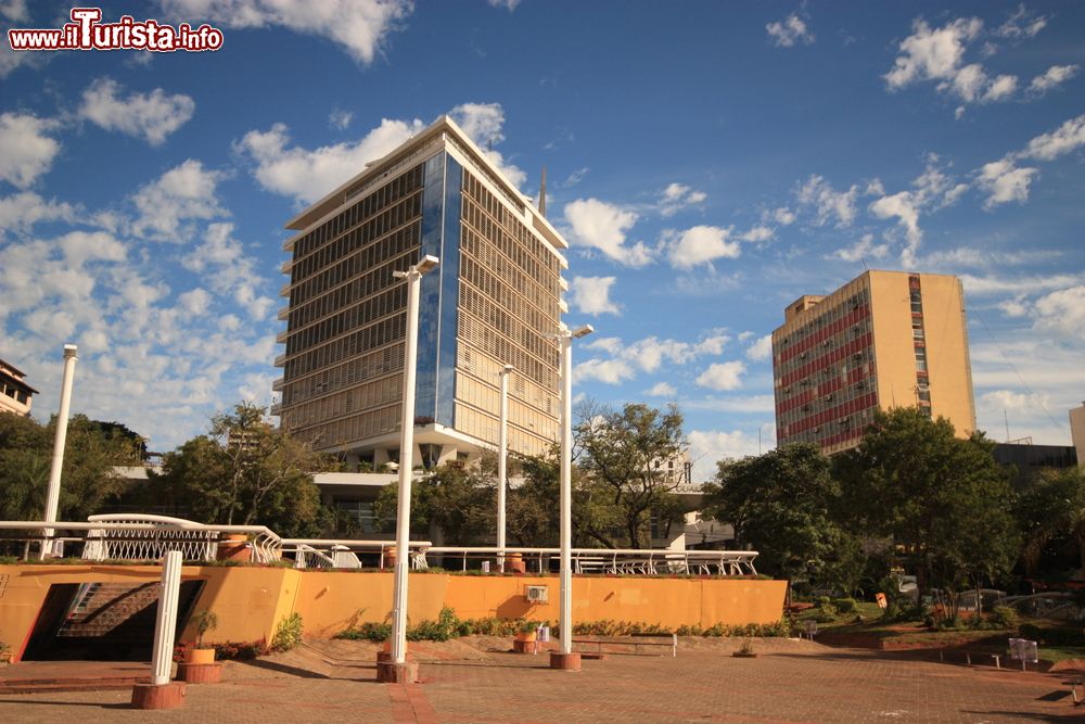 Immagine Palazzi dall'architettura moderna nel centro della capitale di Asuncion, Paraguay.