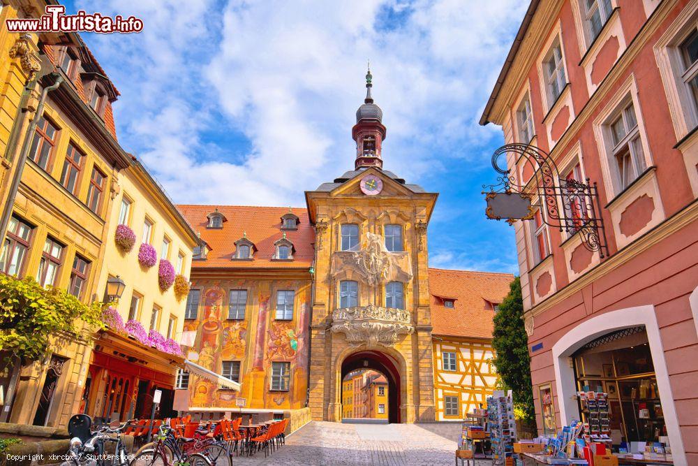 Immagine Palazzi dalle facciate colorate in una viuzza del centro di Bamberga, Germania - © xbrchx / Shutterstock.com