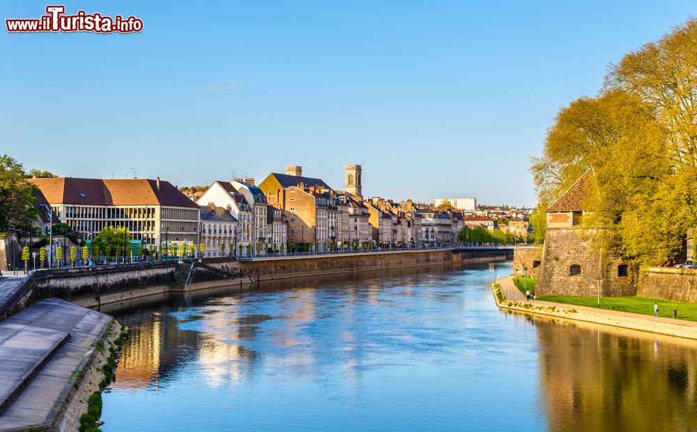 Immagine Palazzi di Besancon sulle sponde del fiume Doubs, Francia.