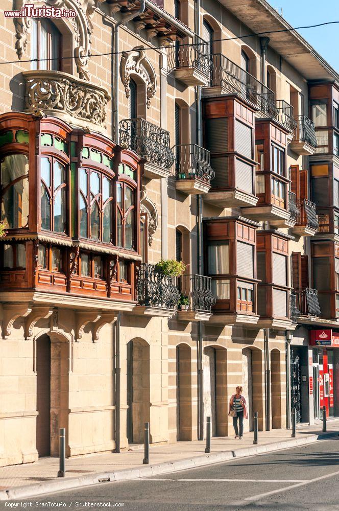 Immagine Palazzi eleganti affacciati nel centro storico di Olite, Spagna, in una giornata di sole - © GranTotufo / Shutterstock.com