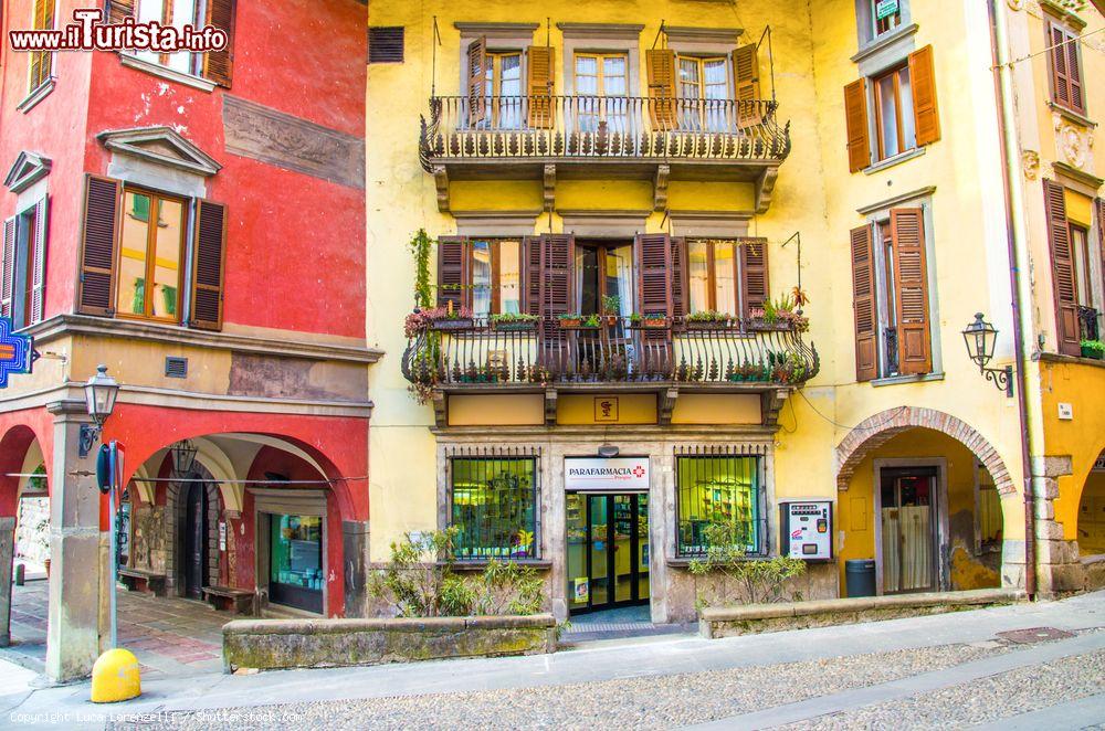 Immagine Palazzi eleganti nel centro di Pisogne, Lago d'Iseo, Lombardia- © Luca Lorenzelli / Shutterstock.com