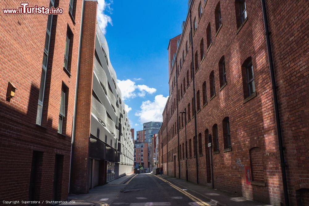 Immagine Palazzi in mattoni su Holland Street a Sheffield, Inghilterra - © Superzebra / Shutterstock.com