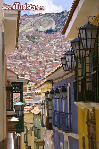 Immagine Palazzi nel centro di La Paz, Bolivia. Questi edifici impreziositi da lampade si affacciano su una delle vie della città bassa di La Paz - © Anisimov Valerii / Shutterstock.com